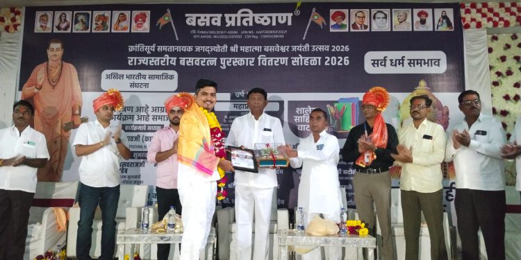 ‘साम टीव्ही’चे सोलापूर प्रतिनिधी विश्वभूषण लिमये यांना राज्यस्तरीय बसवरत्न पुरस्कार