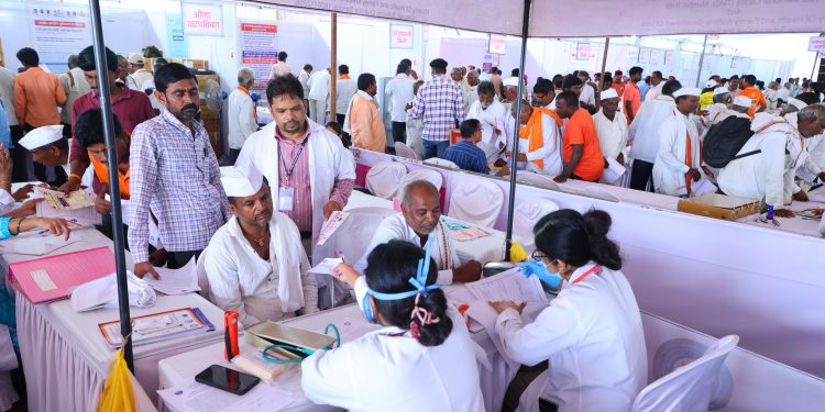 आषाढी वारीत 7 लाखांहून अधिक वारकऱ्यांना मोफत आरोग्य सेवा; एअर ॲम्बुलन्स ठरले आकर्षण