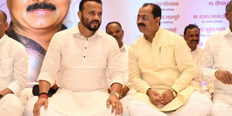 आमदार राजेंद्र राऊत हे भाजपचे बाजीप्रभू देशपांडे; पालकमंत्री जयकुमार गोरेंकडून कौतुक