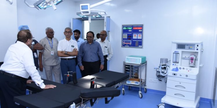 डी-मार्टचे डायरेक्टर एन .भास्करन यांच्या हस्ते एन. एम. वाडिया चॅरिटेबल हॉस्पिटल मधील सर्जिकल युनिटचे लोकार्पण