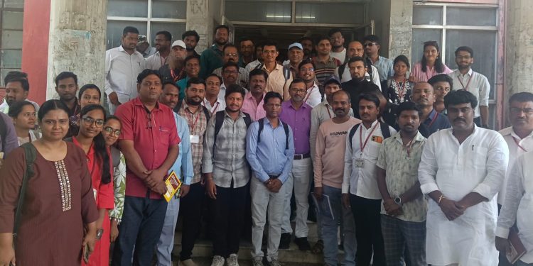पत्रकारितेच्या विद्यार्थ्यांनी घेतली माध्यम संस्थांची क्षेत्रभेट; प्रत्यक्ष अनुभवले वृत्तसंकलनाचे काम